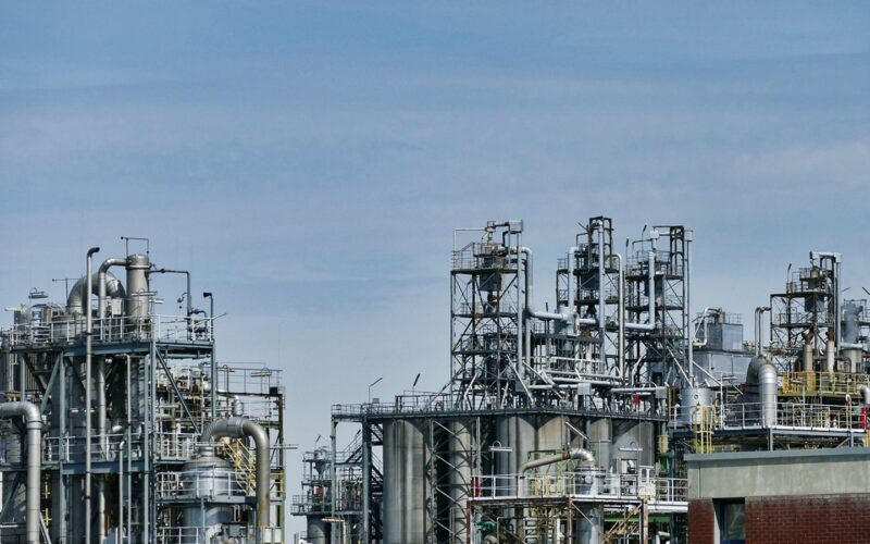 Yemen’de Sana petrol tesisi boşaltılıyor: Suudi koalisyonu sivilleri uyardı, Husilerden Riyad tehdidi
