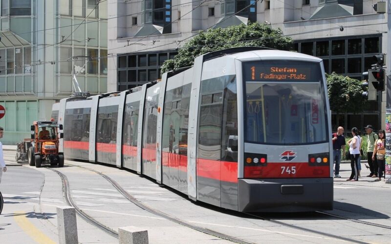 Viyana’da tramvay durağında sokağa iniş için uyarı anonsu önerisi: Penzing’de karar çıktı