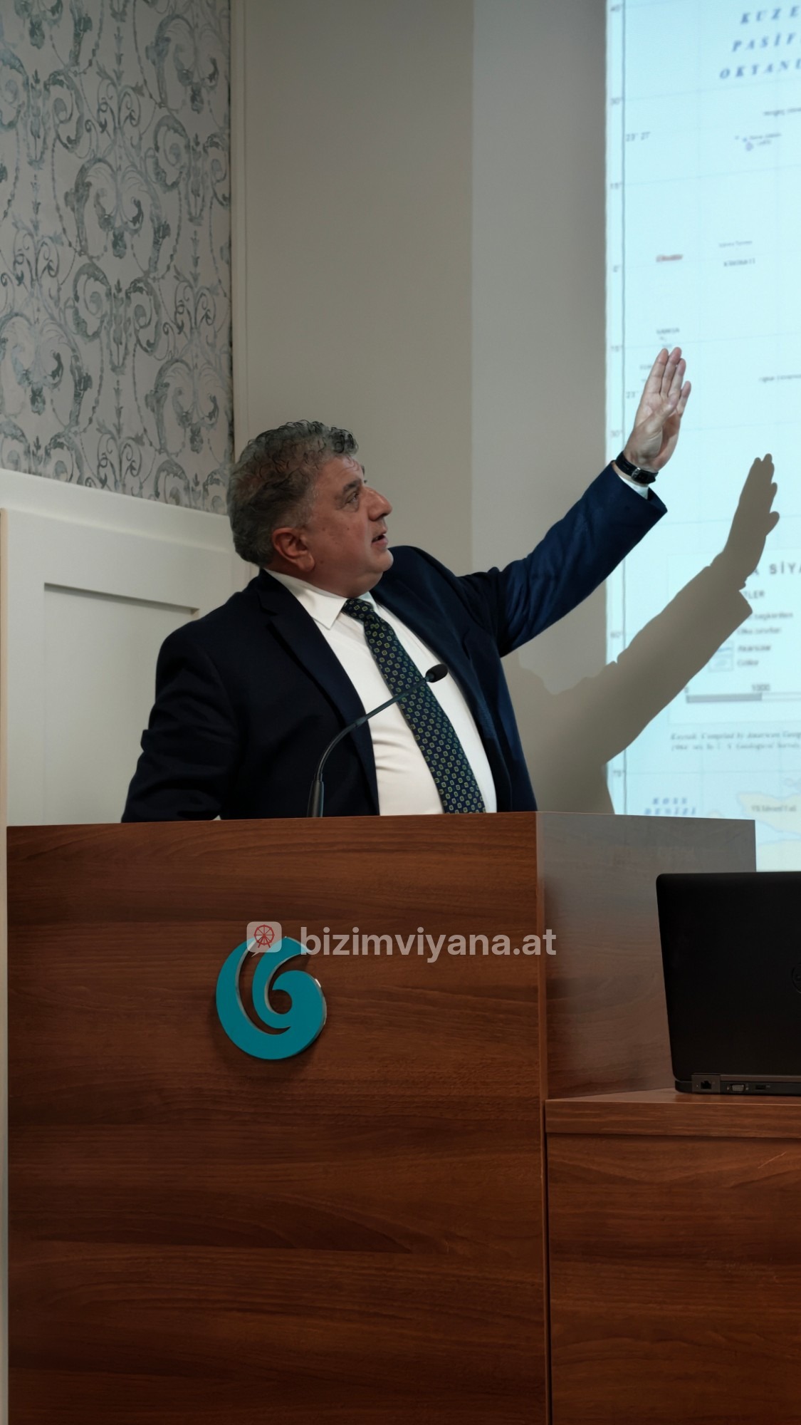 Kibaroğlu, konferans boyunca haritayı sık sık işaret ederek anlattı.